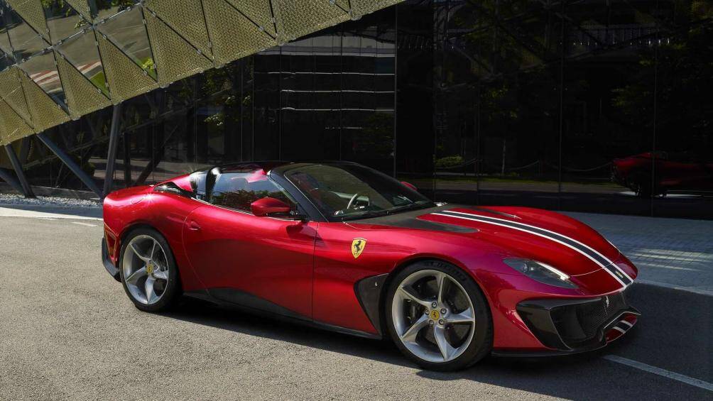 Về ngoại thất, Ferrari SP51 gây ấn tượng với lớp sơn màu đỏ Rosso Passionale độc quyền kết hợp với sọc màu xanh navy và kẻ trắng