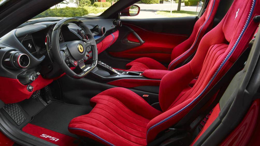 Ở bên trong, Ferrari SP51 cũng có tông màu đỏ Rosso Passionale chủ đạo, kết hợp các điểm nhấn màu xanh và trắng