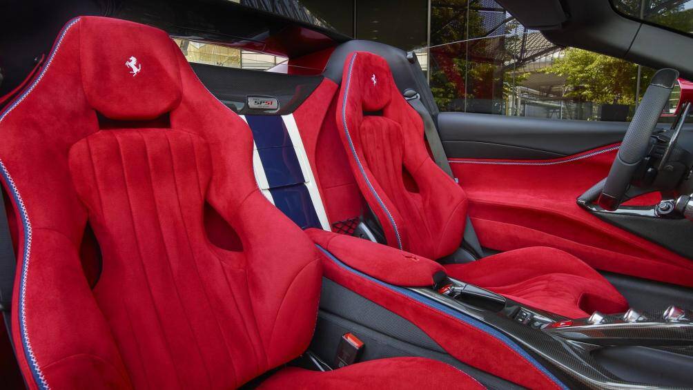 Cách bài trí nội thất của Ferrari SP51 tương tự nguyên mẫu 812 GTS song khác biệt ở phần da nhuộm đỏ, logo SP51 trên bậc cửa hay giữa 2 ghế ngồi