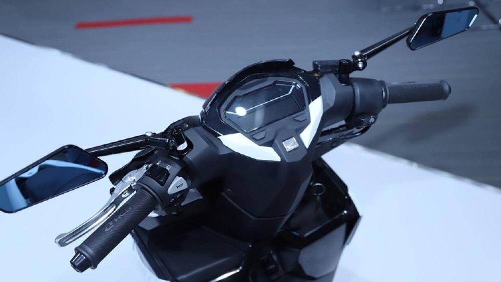 Tiếp đến là những phụ tùng độ do bên thứ 3 sản xuất (aftermarket) như dây phanh RCB, cùm phanh RCB trên bánh trước, bao tay RCB