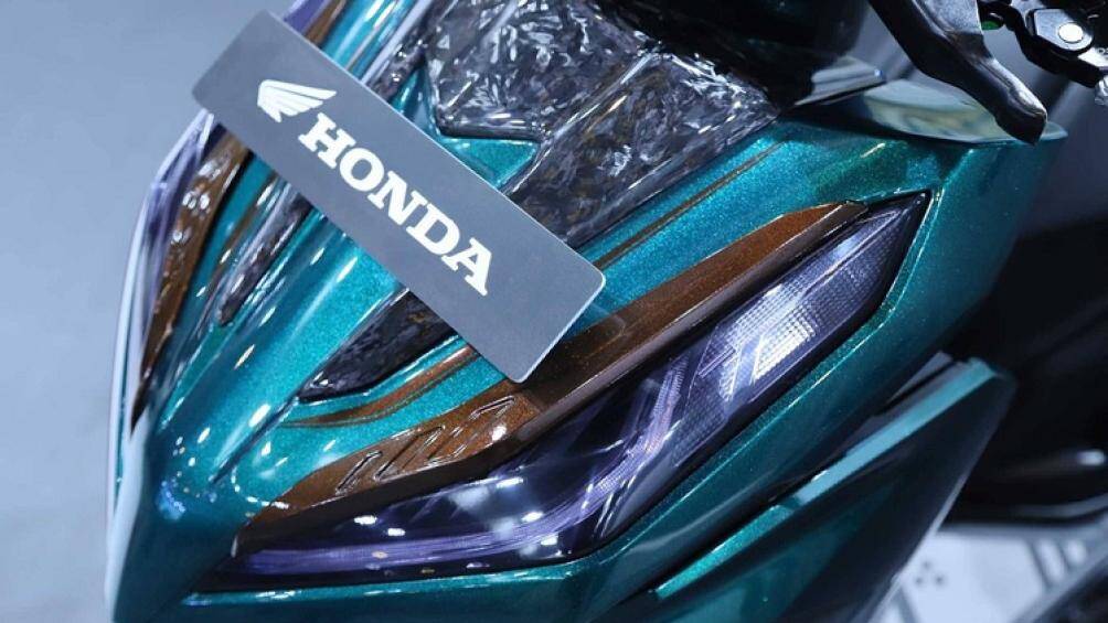 Xe được dán đề-can màu xanh bóng bẩy và đi kèm những điểm nhấn màu đồng trên yếm trước, chắn bùn, thân xe, vành la-zăng hay tản nhiệt