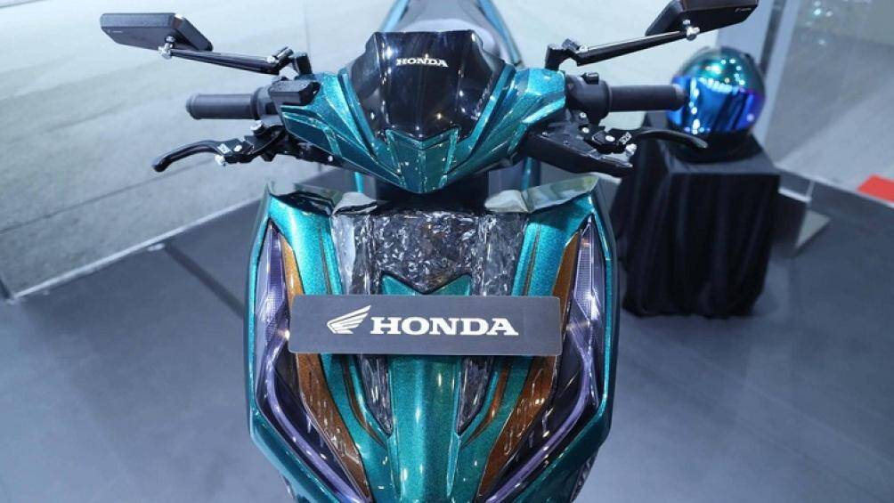 Phiên bản này có những phụ kiện độ chính hãng như viền tản nhiệt, viền đèn pha, kính chắn gió nhỏ trên đầu xe và thảm cao su ở sàn đặt chân