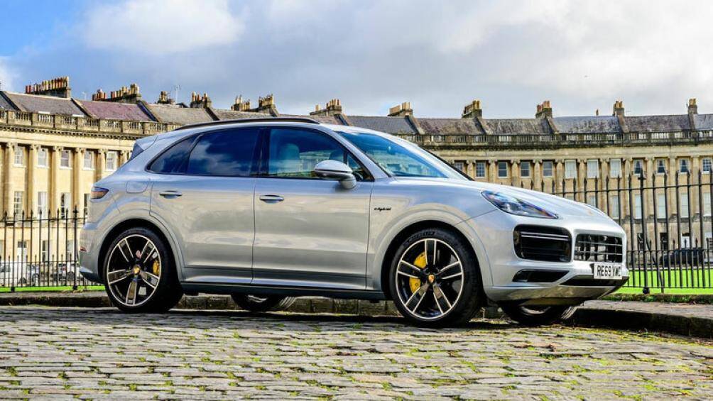 5. Porsche Cayenne Turbo S E-Hybrid 2022 (công suất tối đa: 670 mã lực)