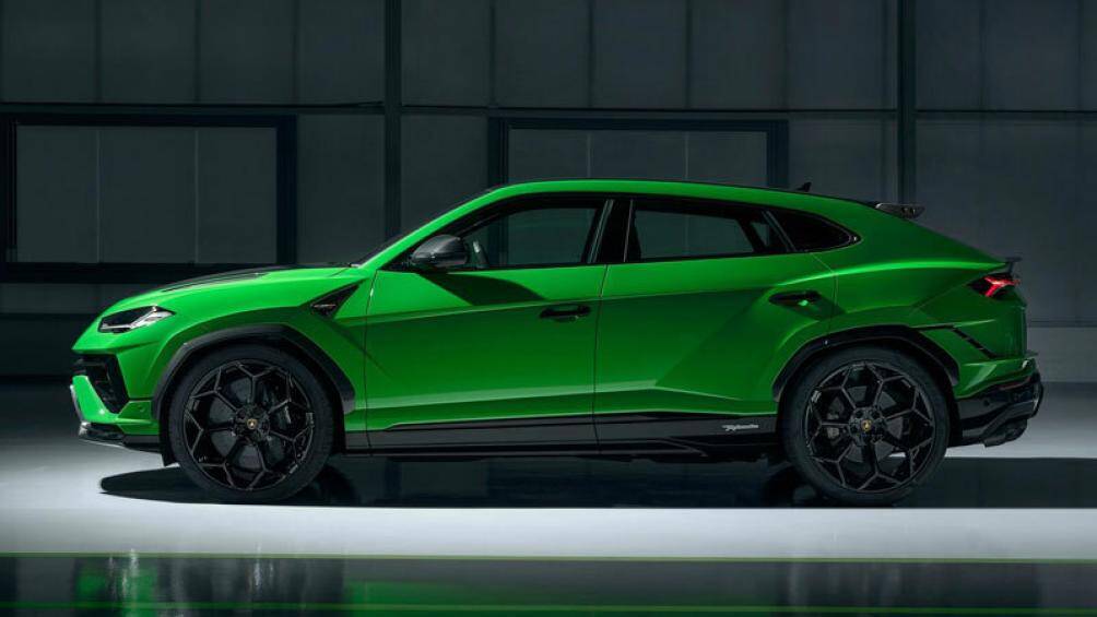 6. Lamborghini Urus Performante 2023 (công suất tối đa: 657 mã lực)