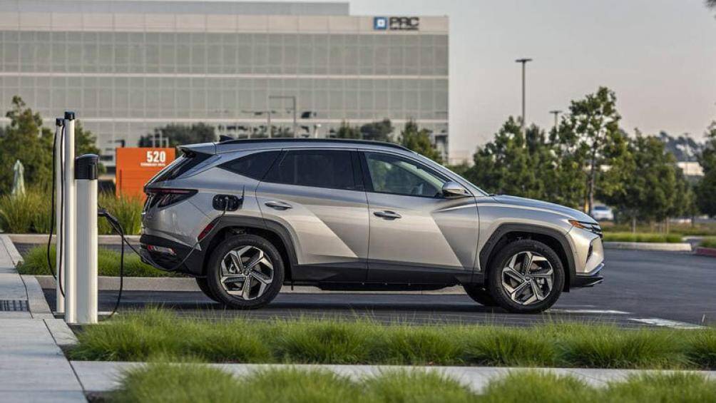 4. Hyundai Tucson Plug-In Hybrid (giá khởi điểm: 34.900 USD)