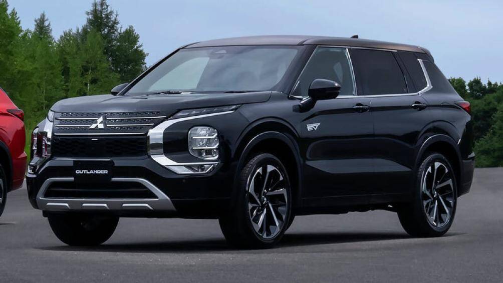 9. Mitsubishi Outlander PHEV (giá khởi điểm: 39.845 USD)