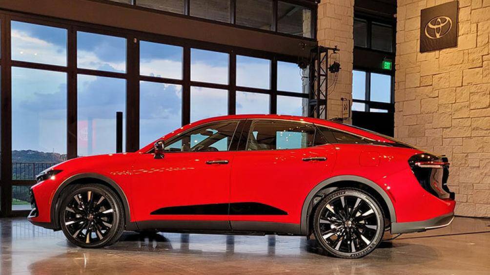 Đây là thành viên ra mắt đầu tiên của dòng Toyota Crown thế hệ mới đồng thời cũng sở hữu thiết kế gây tranh cãi nhất khi lai giữa xe sedan và SUV