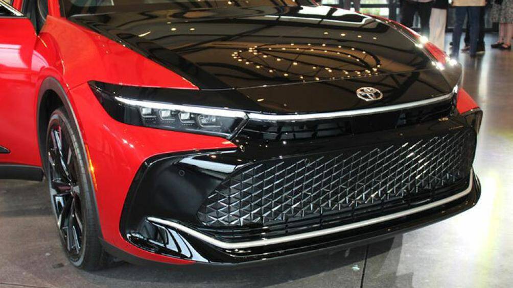 Hệ truyền động hybrid bao gồm máy xăng 4 xi-lanh, hút khí tự nhiên, dung tích 2.5L, kết hợp với 2 mô-tơ điện