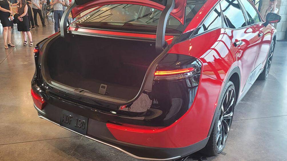 Ở bản cao cấp, Toyota Crown Crossover 2023 tại Nhật Bản có thêm ghế trước bọc da/sưởi ấm/làm mát, sưởi ghế sau, cửa sổ trời toàn cảnh Panorama...