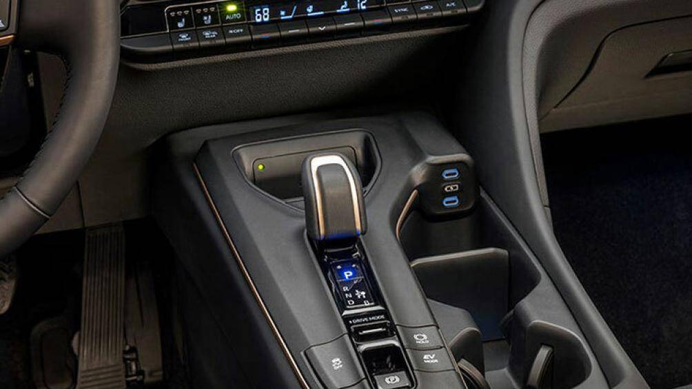 Mô-tơ điện trên cầu trước có công suất tối đa 119,7 mã lực và mô-men xoắn cực đại 202 Nm. Mô-tơ điện trên cầu sau có công suất 54,4 mã lực và 121 Nm