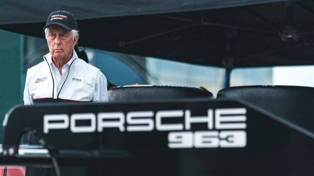 Khi cuộc chạy bắt đầu, nhiệt độ dao động ở mức 35 độ C với độ ẩm hơn 90%, đẩy nhóm nghiên cứu và chiếc xe đến giới hạn đầy khắc nghiệt