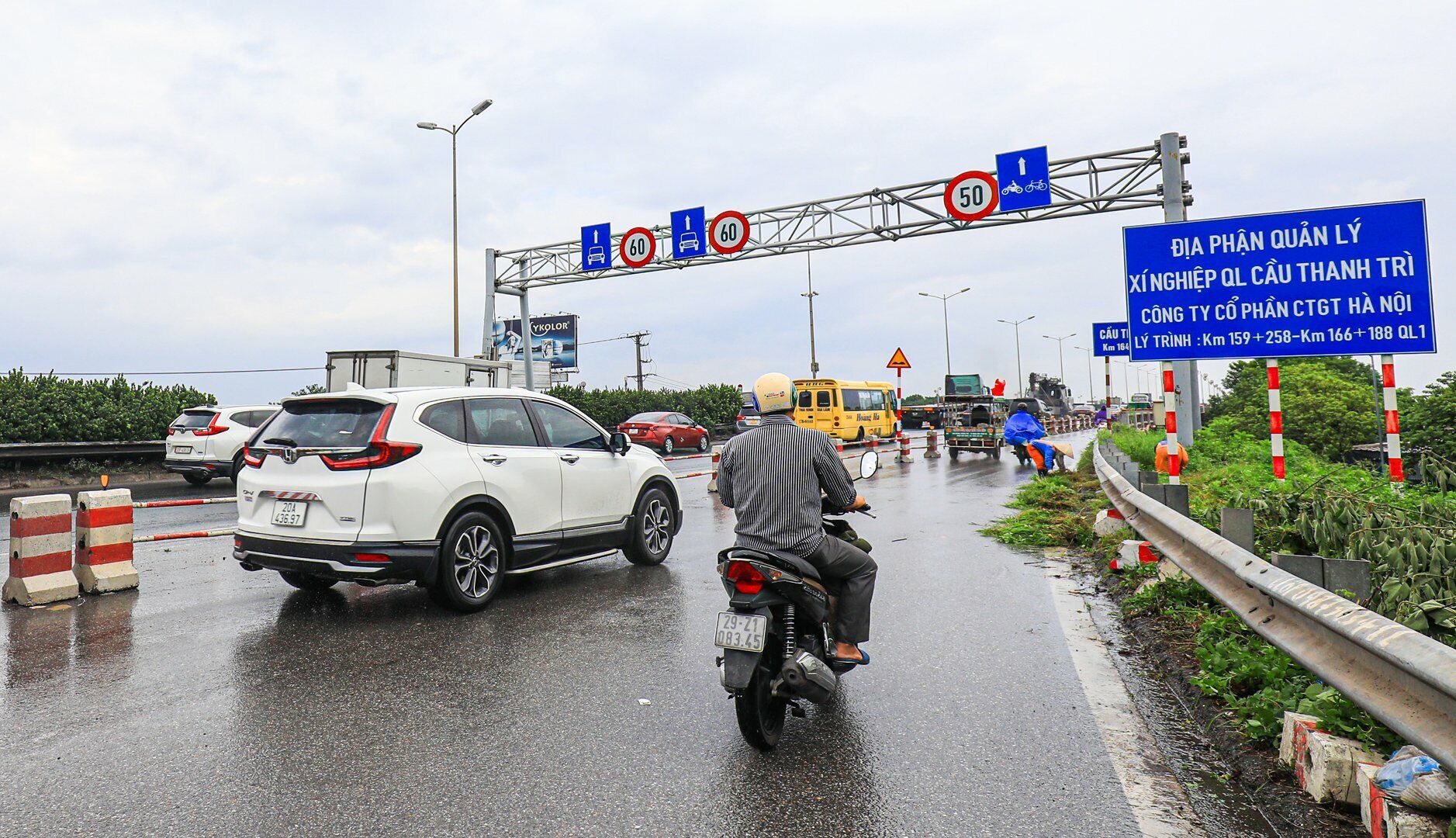 "Biển phân làn dành riêng cho xe máy to và rõ ở đầu cầu như thế không hiểu vì sao những tài xế ô tô vẫn có thể đi sai được”, một người đi qua cầu Thanh Trì cho biết.