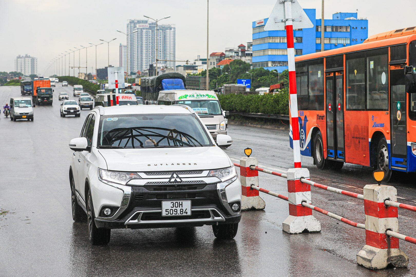 Ghi nhận thực tế cho thấy, các trường hợp vi phạm đi vào làn xe máy trên cầu Thanh Trì là chủ yếu là xe ô tô con.
