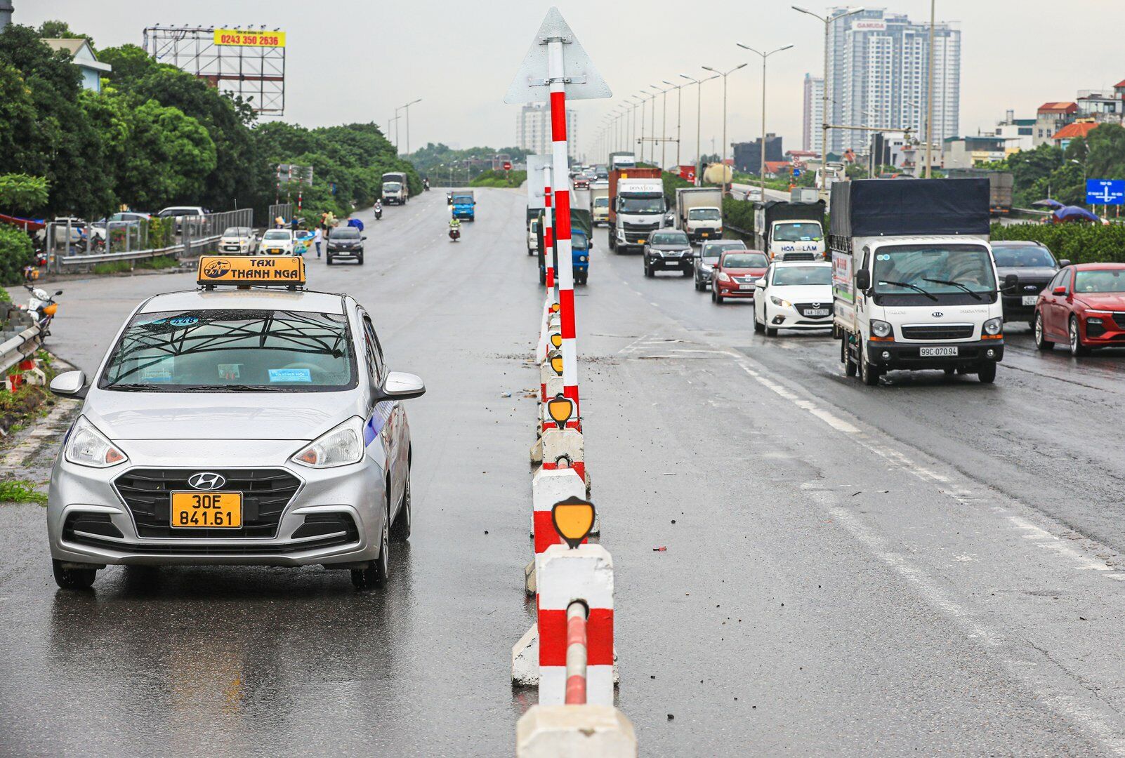 Trước đó, đêm 3/10, rạng sáng 4/10, Ban Duy tu các công trình hạ tầng giao thông Hà Nội đã tổ chức thu hẹp dải phân cách, mở thêm làn cho xe ô tô và bố trí làn đường dành riêng cho xe máy, xe đạp trên cầu Thanh Trì, Hà Nội.