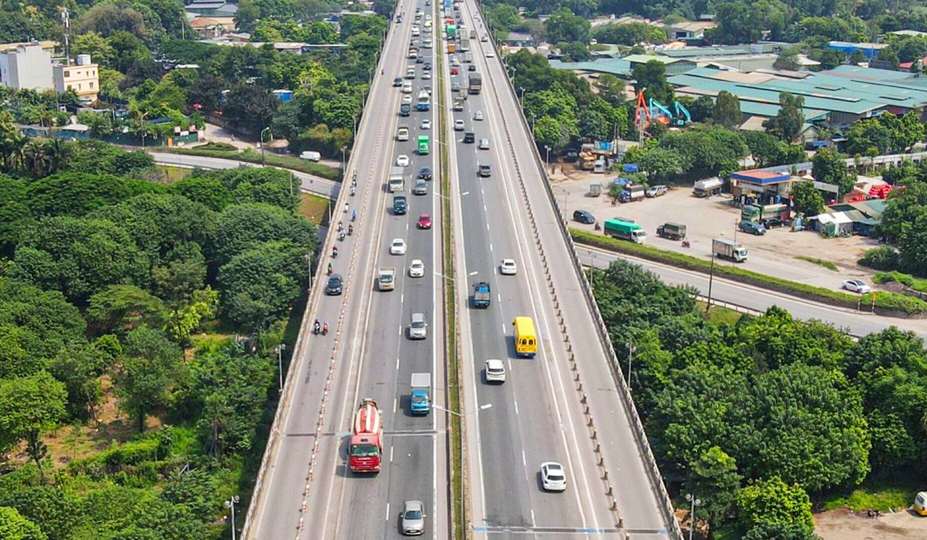 "Cầu Thanh Trì đã được tổ chức lại, 3 làn ô tô và một làn dành riêng cho xe máy được chia bằng dải phân cách cứng. Đã có 3 làn cho ô tô mà ô tô vẫn cố tình đi vào làn xe máy là rất bất cập", anh Tạ Hữu Hiệp, một người tham gia giao thông cho biết.