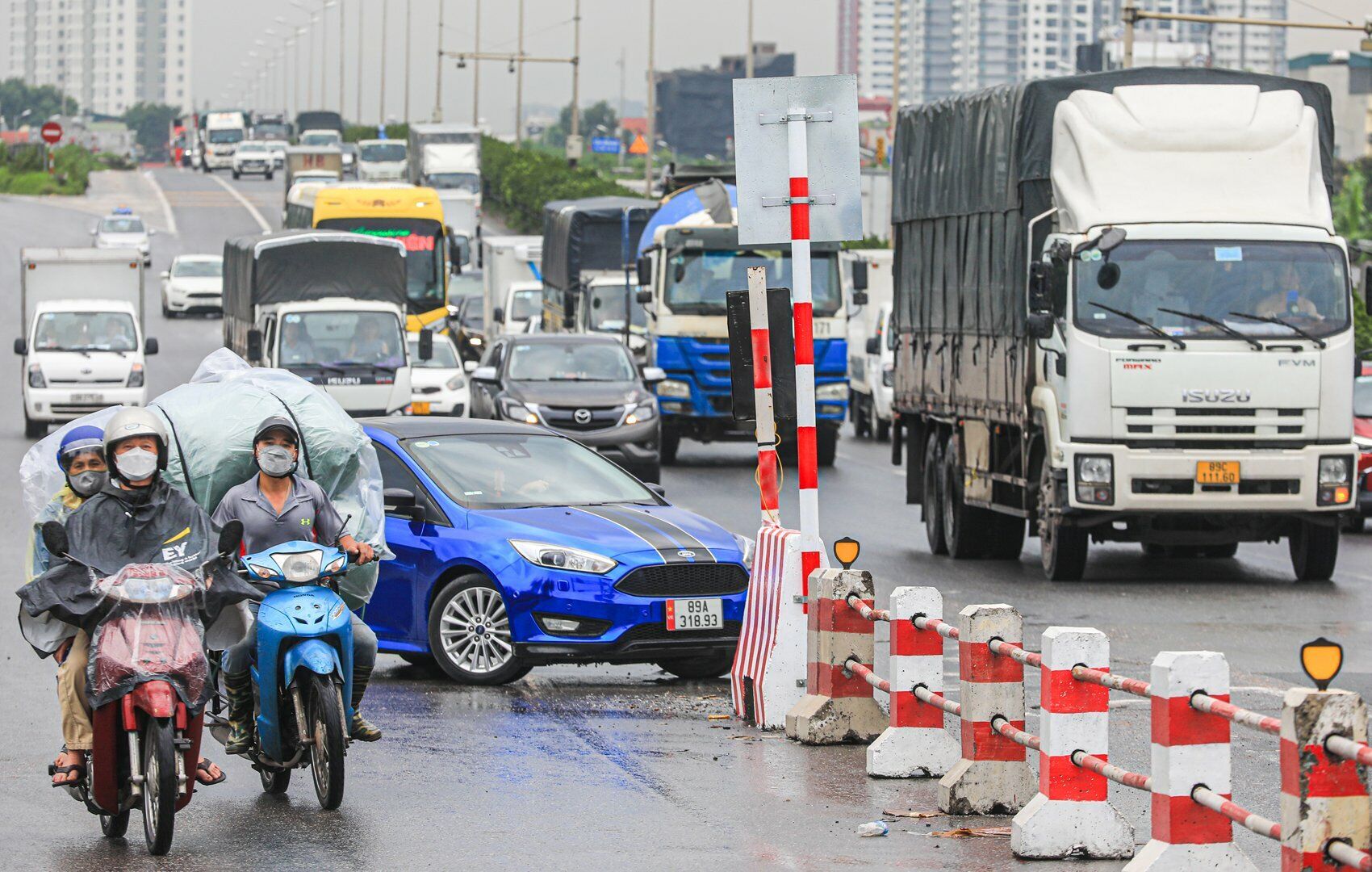Ghi nhận thực tế cũng cho thấy, không ít những xe ô tô đi vào làn đường của xe máy sau đó nhận thấy có phóng viên ghi hình đã cho xe đi lùi để đi sang làn dành cho ô tô.