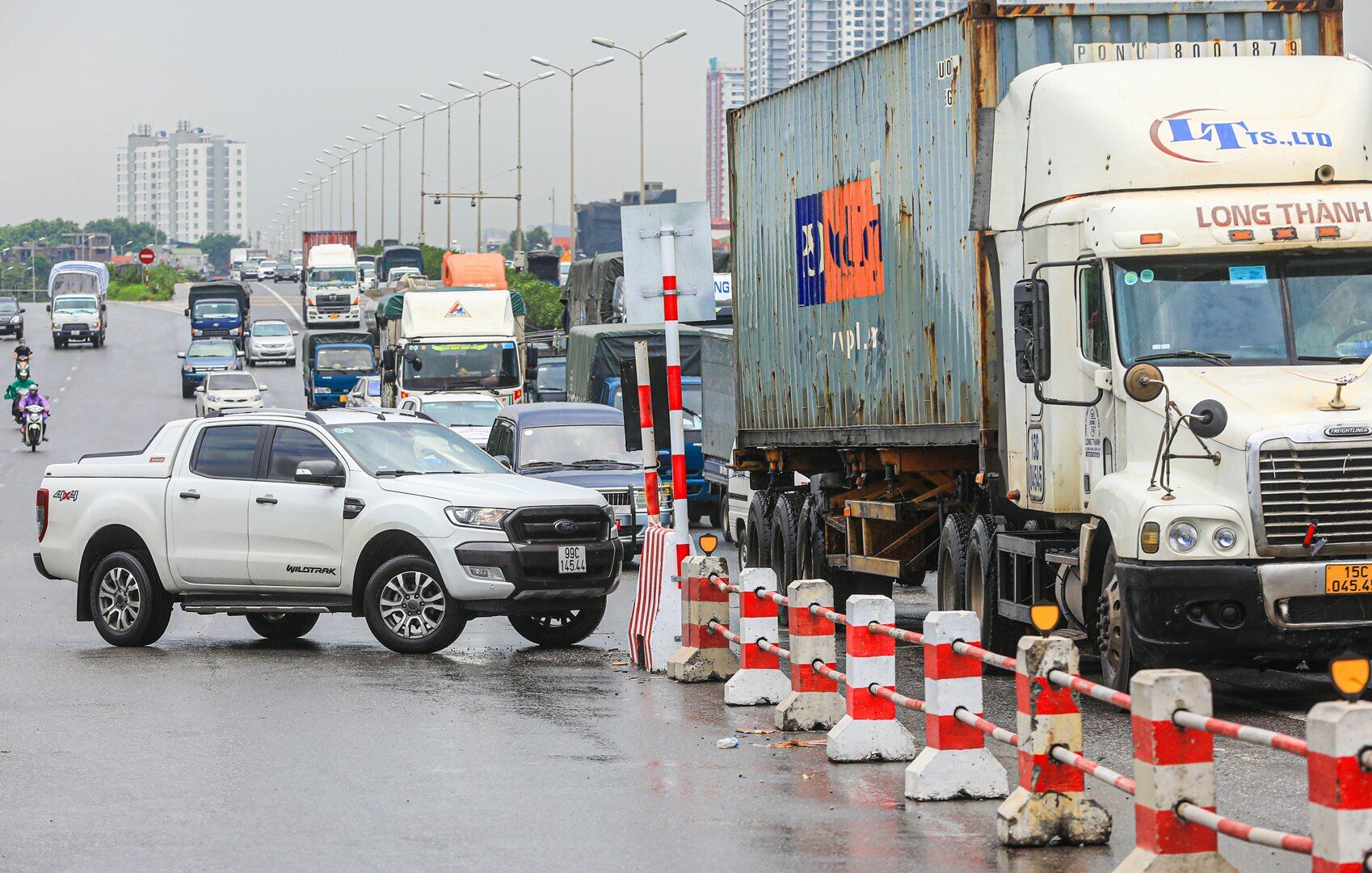 Việc những chiếc xe ô tô đi lùi như thế này không chỉ cản trở việc đi lại của xe máy mà còn tiềm ẩn nguy cơ tai nạn giao thông.