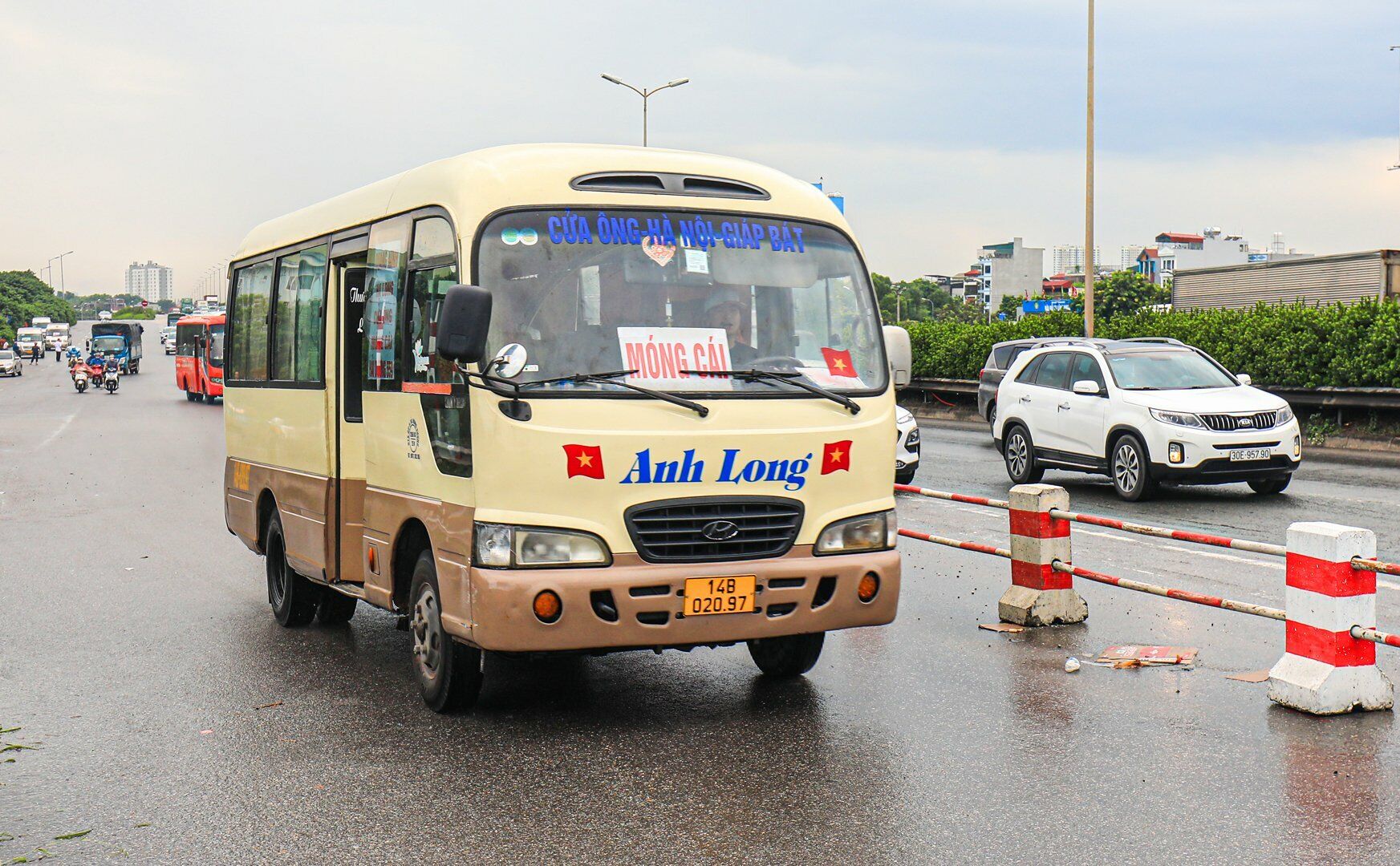 Nhưng cũng có cả những chiếc xe khách hay xe tải chen lấn đi vào làn đường dành riêng cho xe máy.