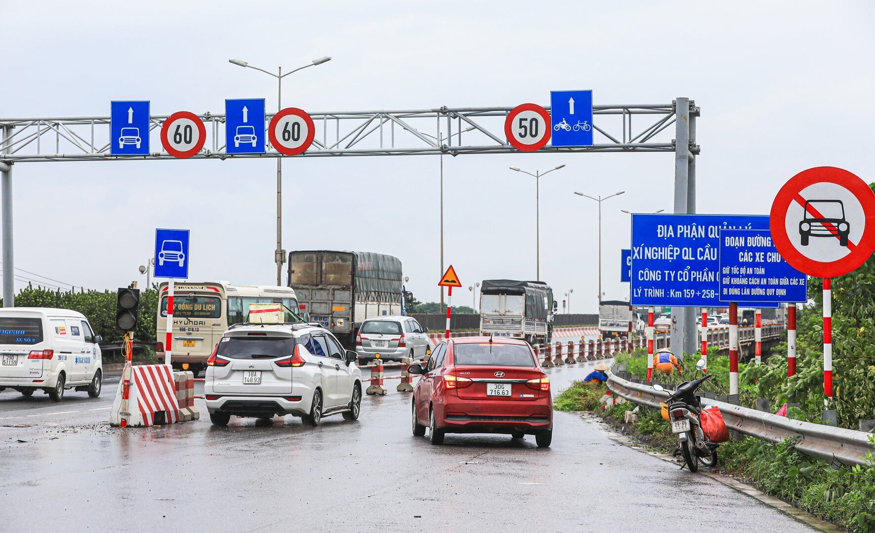 Đầu giờ chiều 6/10, chưa đầy một tiếng, PV Báo Giao thông đã ghi nhận được có hàng chục lượt xe ô tô đi vào làn dành riêng cho xe máy.