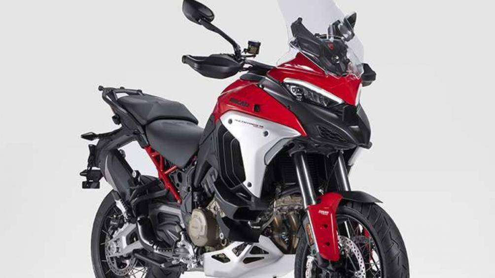 Còn biến thể Full Adventure đầy đủ thông số kỹ thuật hoàn thiện với bộ giảm thanh Akrapovic và sợi carbon tấm chắn bùn trước