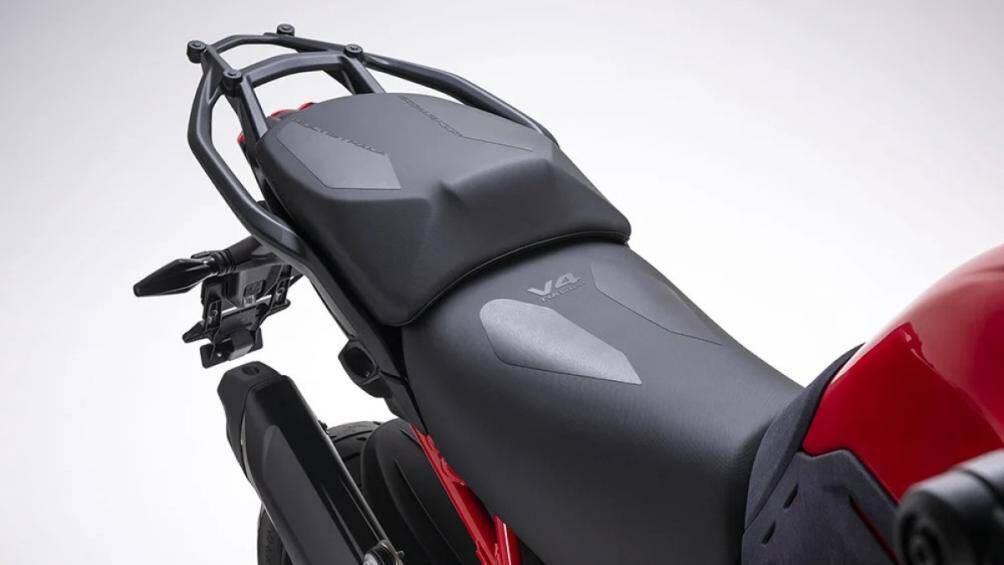 Phiên bản V4 Rally còn đi kèm công nghệ Minimum Preload giúp hạ thấp tối đa chiều cao yên khi xe dừng hoặc chạy ở tốc độ thấp