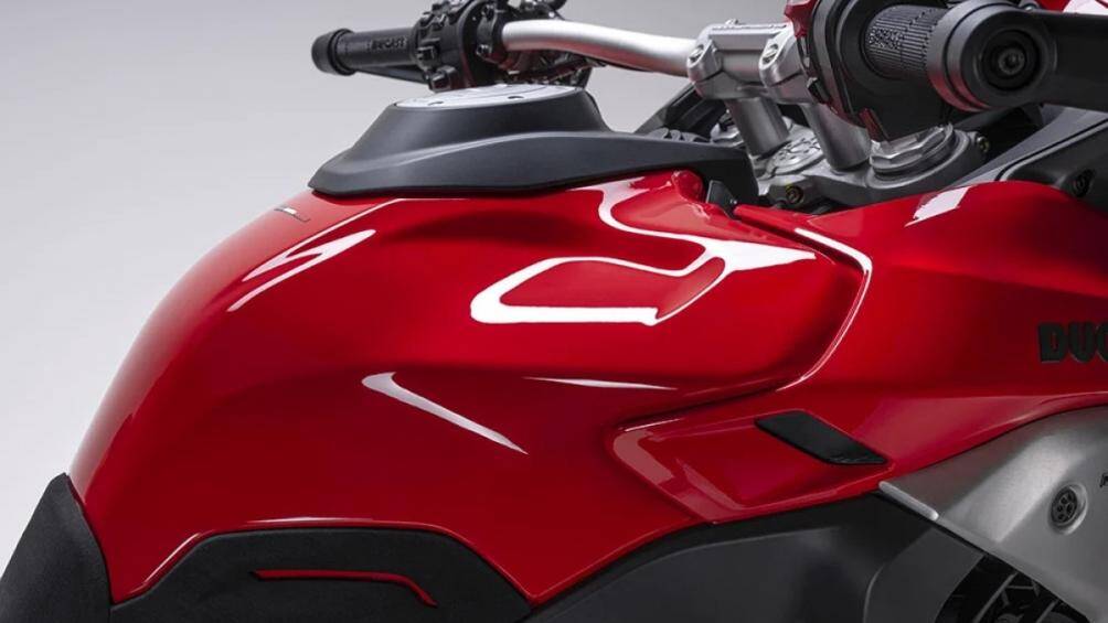 Xe có một số thay đổi đáng chú ý như bổ sung hệ thống treo với hành trình phuộc dài, kính chắn gió lớn hơn, dung tích bình xăng tăng lên 30 lít