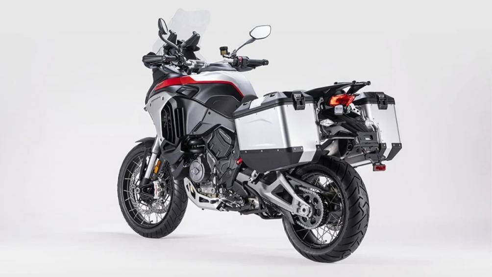 Trong khi phiên bản Adventure Travel and Radar bổ sung thêm hộp đựng bên hông bằng nhôm, tay nắm và yên xe có sưởi