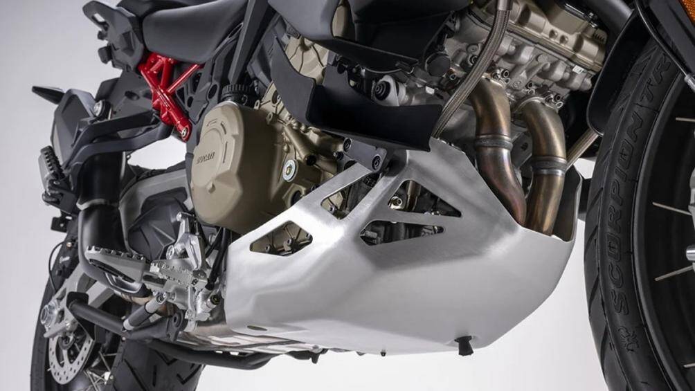 Xe cũng sở hữu hệ thống treo bán chủ động với hành trình tăng lên 200 mm cho khoảng sáng gầm cao hơn và giá đỡ trung tâm là trang bị tiêu chuẩn