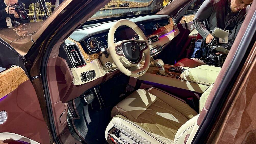 Trong cabin, xe được trang bị ghế ngồi bọc da Nappa, các điểm nhấn bằng kim loại và chi tiết trang trí bằng gỗ cao cấp