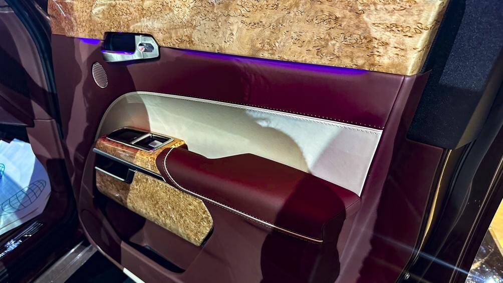 Aurus Komendant có giá bán từ 33,7 triệu Rúp, tương đương 580.784 USD, cao hơn mức giá 350.000 USD của Cullinan tại thị trường Mỹ