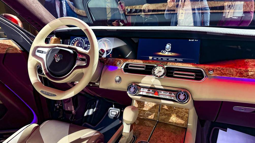 Xe còn được trang bị cụm đồng hồ đo kỹ thuật số và hệ thống thông tin giải trí với màn hình cỡ lớn