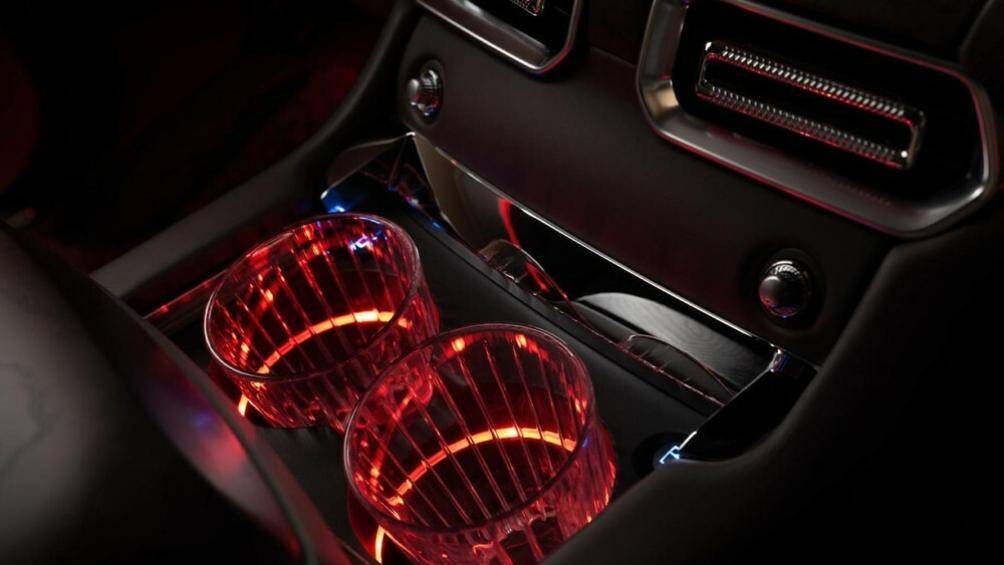 Xe được trang bị hệ thống điều hòa tự động 4 vùng, hệ thống đèn viền nội thất, giá để cốc được sưởi ấm và làm mát