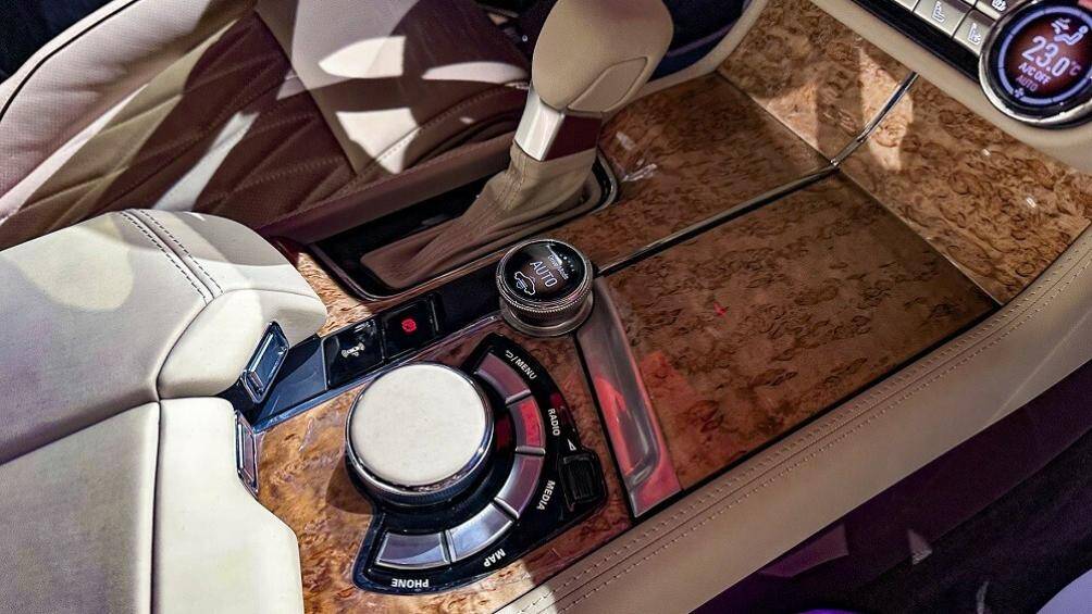 Mẫu xe này cũng có màn hình HUD, hệ thống camera 360 độ và hệ thống hỗ trợ lái tiên tiến