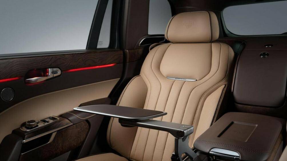 Hàng ghế phía sau có bàn riêng, minibar với tủ lạnh đi kèm cùng màn hình kép để phục vụ nhu cầu giải trí