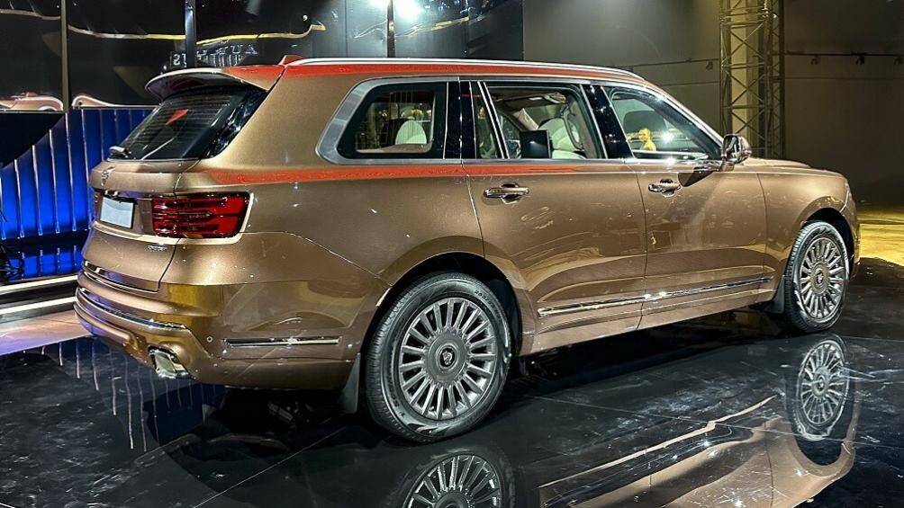 Cửa sổ lắp kính hai lớp cùng bộ mâm 20, 21 hoặc 22 inch, đầu chụp ống xả hình vuông, cốp sau chỉnh điện và kính chắn gió có sưởi