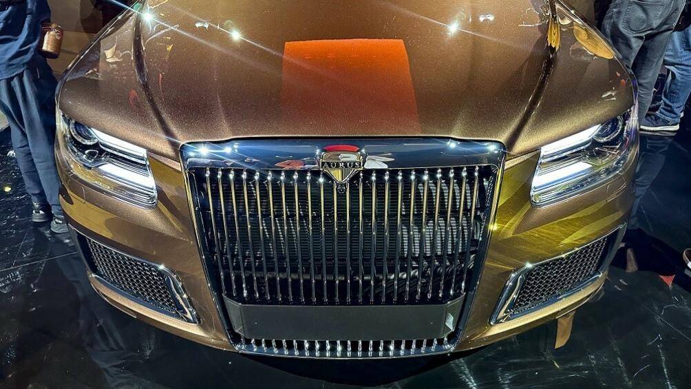 Mẫu xe sở hữu diện mạo bệ vệ với lưới tản nhiệt cỡ lớn 22 nan, đi kèm cụm đèn pha LED và hốc hút gió phía trước cỡ lớn