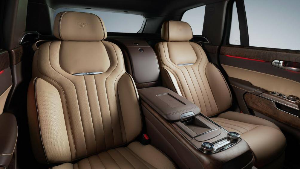 Hàng ghế sau là 2 ghế ngồi riêng biệt có chức năng sưởi, thông gió và massage. Hai ghế ngồi được ngăn cách bởi một cụm điều khiển trung tâm