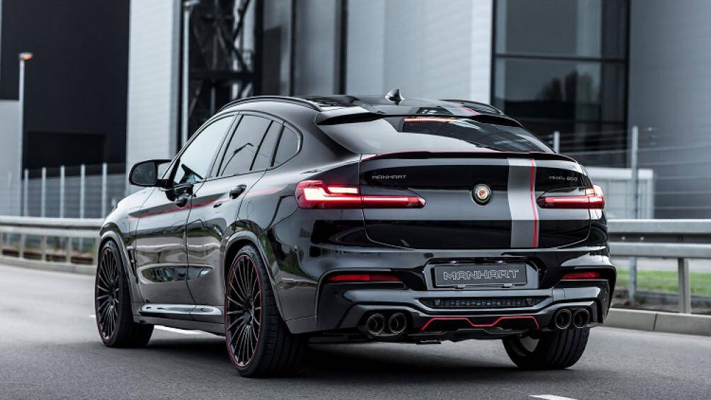 Một trong những điểm nổi bật nhất là bộ 8 miếng ốp bằng sợi carbon fiber