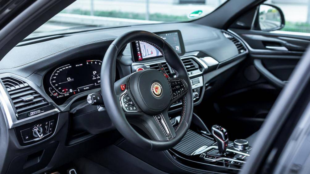 Nhiều cải tiến hiệu suất khác cũng đã được thực hiện bao gồm việc lắp đặt các lò xo hạ thấp H&R giúp giảm chiều cao của xe 30 mm