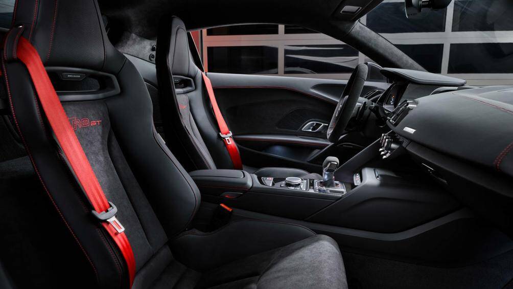 Bên trong nội thất, các tông màu đỏ-đen đậm chất thể thao được thể hiện xuyên suốt ở vô-lăng, táp-lô, cửa, ghế, dây an toàn...