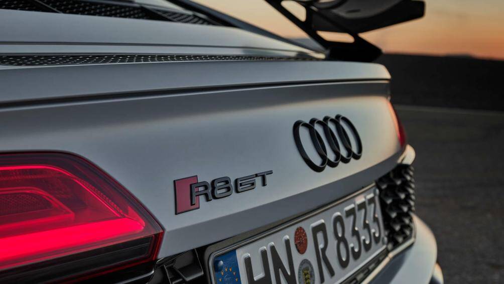 Mẫu xe mới cũng sở hữu tùy chọn màu sơn xám Matte Suzuka Grey, Tangorot Metallic và Daytona Gray Metallic