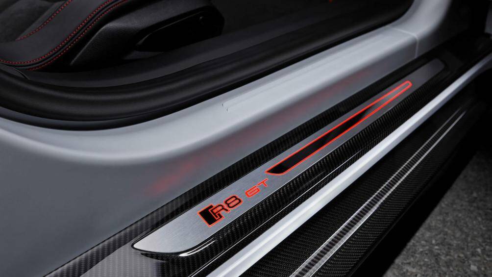 Một số thành phần bên trong phuộc được làm từ chất liệu CFRP (polymer gia cố sợi carbon), số khác lại làm từ nhôm