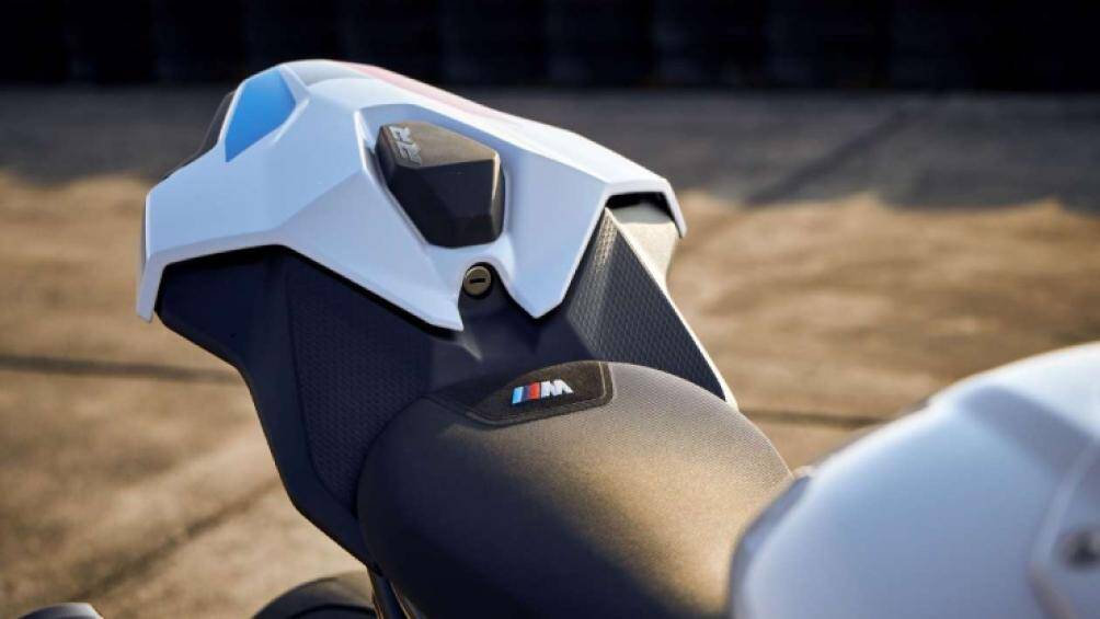 Các thay đổi khác trên phần đuôi xe gồm có ổ sạc USB và tấm treo biển ngắn hơn, cùng hệ thống pin M nhẹ hơn