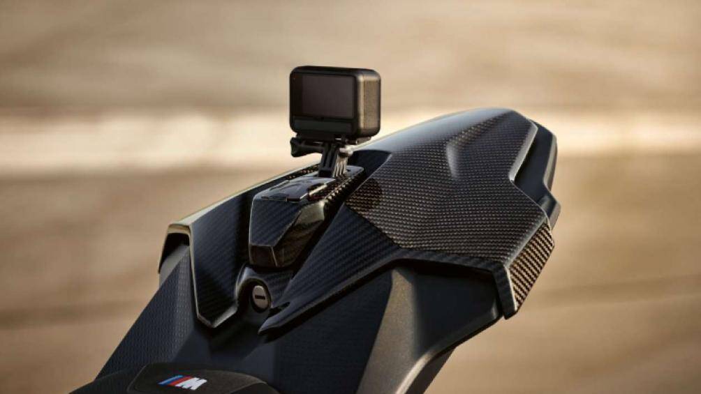 Điểm mới trên 2023 S1000RR chính là bộ cánh ở cản trước được thiết kế lại, trong khi phần sau xe nhìn thể thao hơn