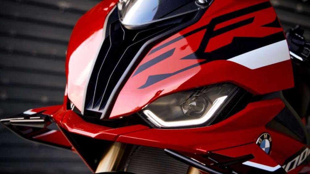 Các tùy chọn màu trên S1000RR gồm màu bạc Bão đen, màu Đỏ đua và màu Trắng mờ