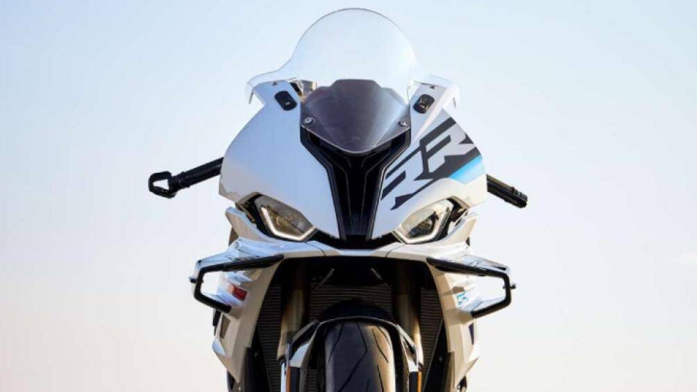 Hệ thống kính chắn gió cao hơn giúp bảo vệ lái xe tốt hơn ở các tốc độ cao, cho phép hãm tốc khả năng ổn định khi cua góc