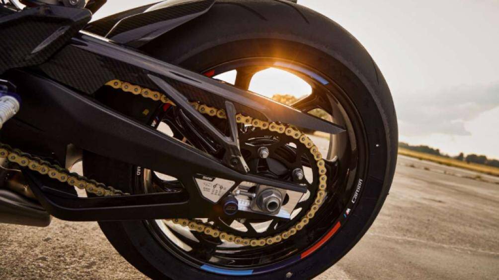 Trên cỗ chiến mã này còn có hệ thống hỗ trợ phanh và kiểm soát chống nghiêng, kết hợp với kiểm soát bám đường cho phép lái xe nghiêng