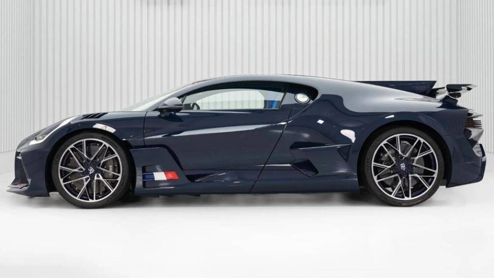 Mẫu hypercar này được đặt theo tên của tay đua Albert Divo, người đã giành nhiều danh hiệu danh giá với hãng xe Pháp trong suốt 20 năm