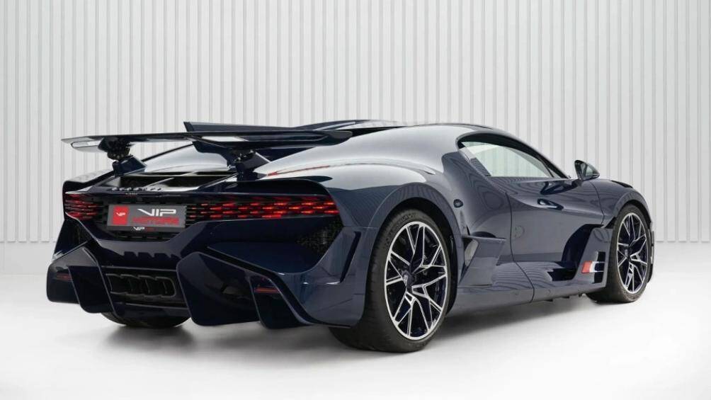 Bugatti Divo được sản xuất giới hạn 40 chiếc và là mẫu xe đắt nhất của Bugatti lúc bấy giờ với mức giá xuất xưởng 5,8 triệu USD