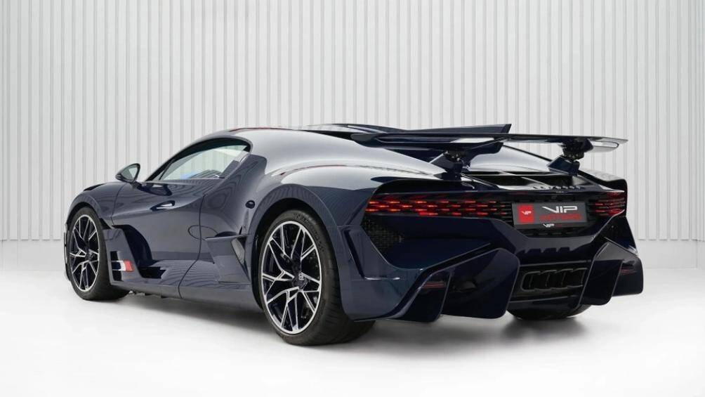 Ngoại thất xe nổi bật với màu xanh dương đậm cùng phần thân làm từ sợi carbon, bộ mâm là loại đa chấu đồng màu ngoại thất, cắt vát dạng kim cương